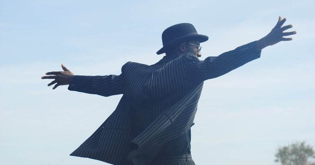 Mensch breitet die Arme aus – Symbol für innere Freiheit und neue Handlungsmöglichkeiten durch Coaching