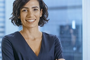 Eine selbstbewusste Frau wird im Unternehmen gesehen und gehört