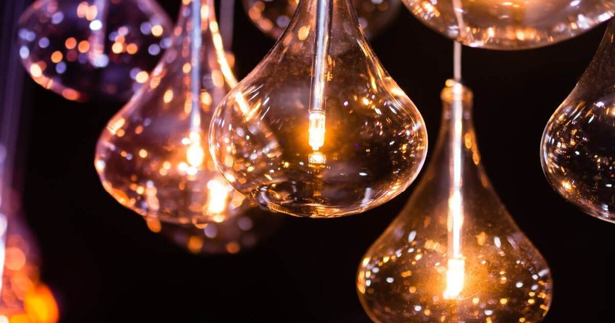 Viele Glühbirnen symbolisieren den Ablauf einer Mediation