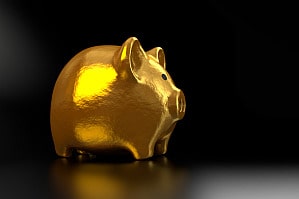 Golden Sparschwein symbolisiert wirtschaftliche Vorteile von Konfliktlösung in Unternehmen