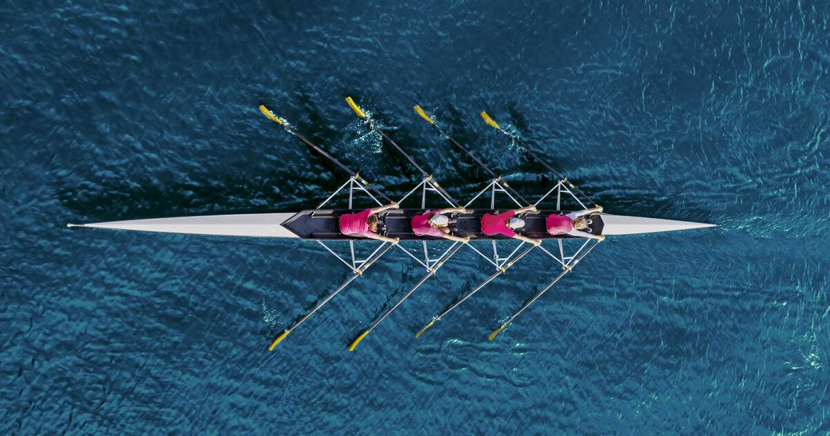 Ein Vierer-Kanu aus der Vogelperspektive. Die Ruderer im Boot arbeiteten im Gleichklang zusammen.