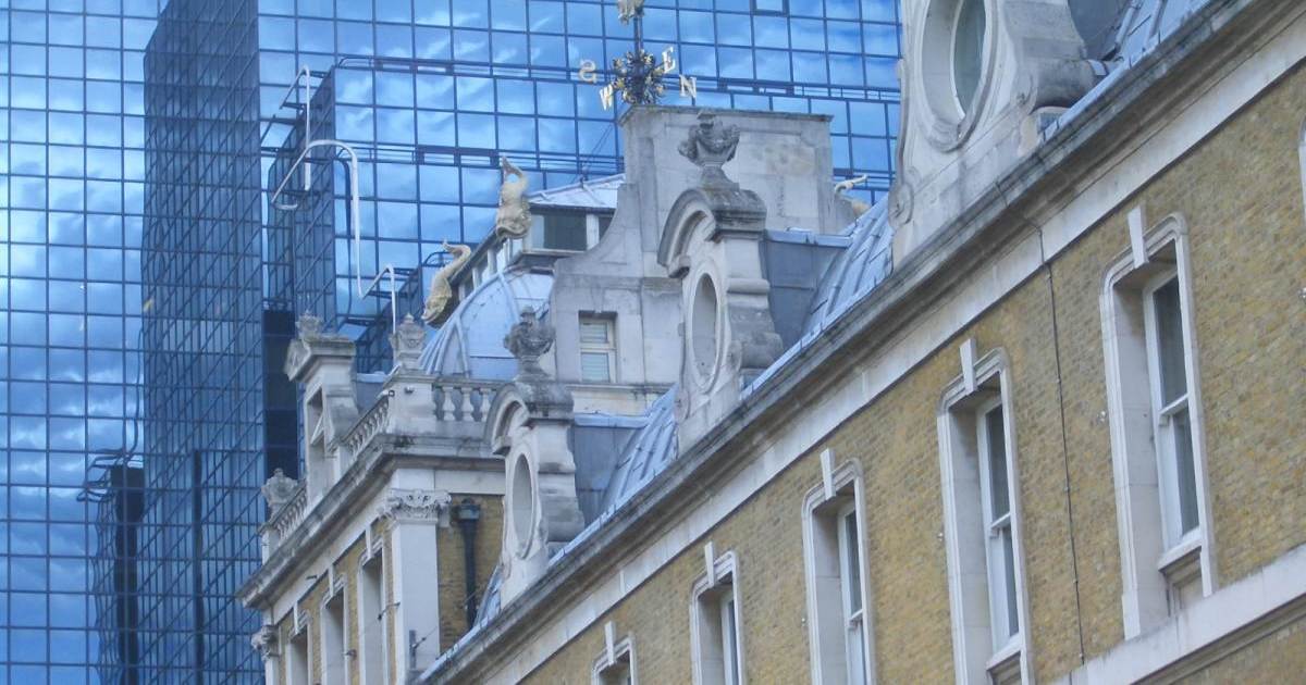 Historisches Gebäude neben moderner Büroarchitektur als Symbol für die PerspektivWerkstatt: Wir verbinden Erfahrung, Organisationsverständnis und moderne Arbeitswelt.