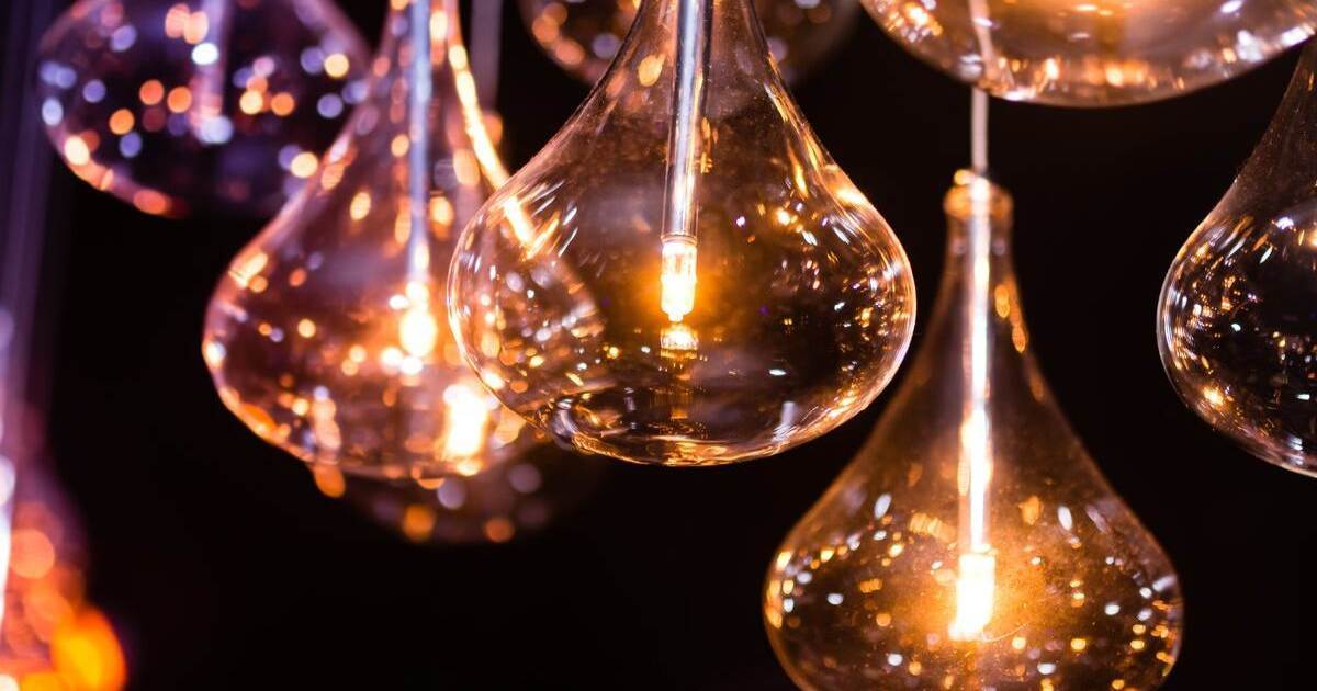 Viele Glühbirnen als Symbol für praxisnahes Wissen zur Lösung von Konflikten / Mediationen