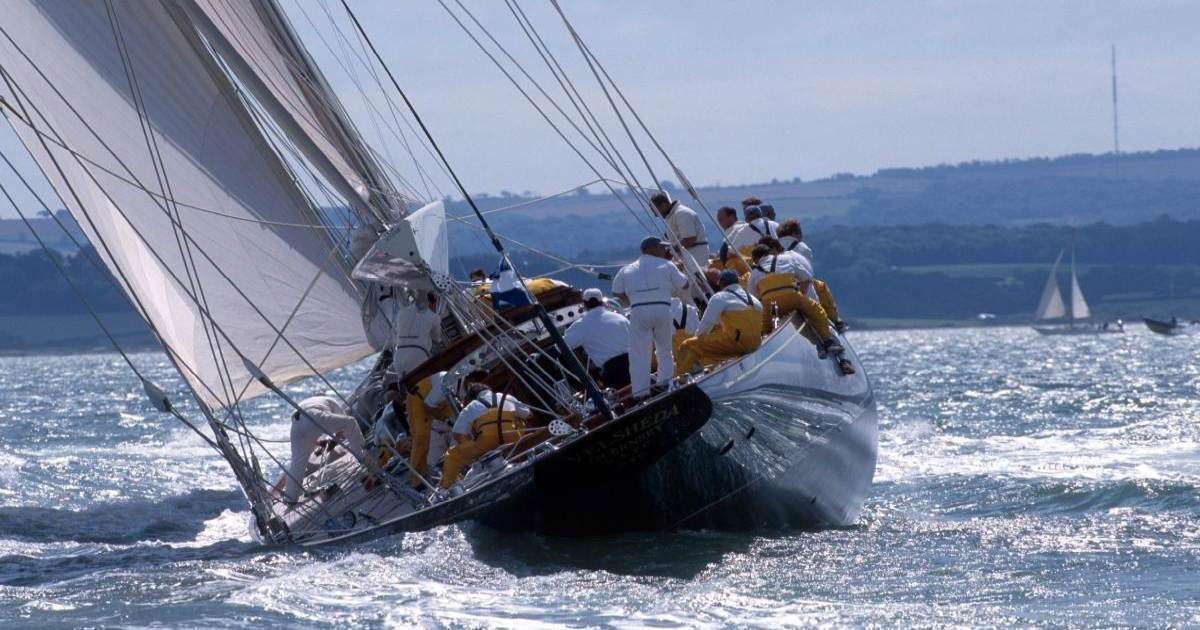 Segelboot mit gut aufgestelltem Team – durch effektive Führung kann die Crew die Regatta gewinnen
