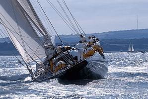 Segelboot hart am Wind mit Crew, Workshop für Führungskräfte zum Konfliktmanagement