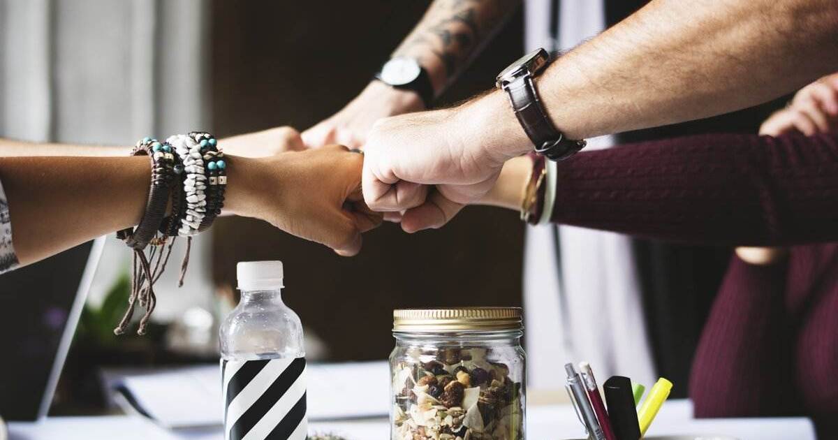 Workshopteilnehmer bilden einen gemeinsamen Kreis